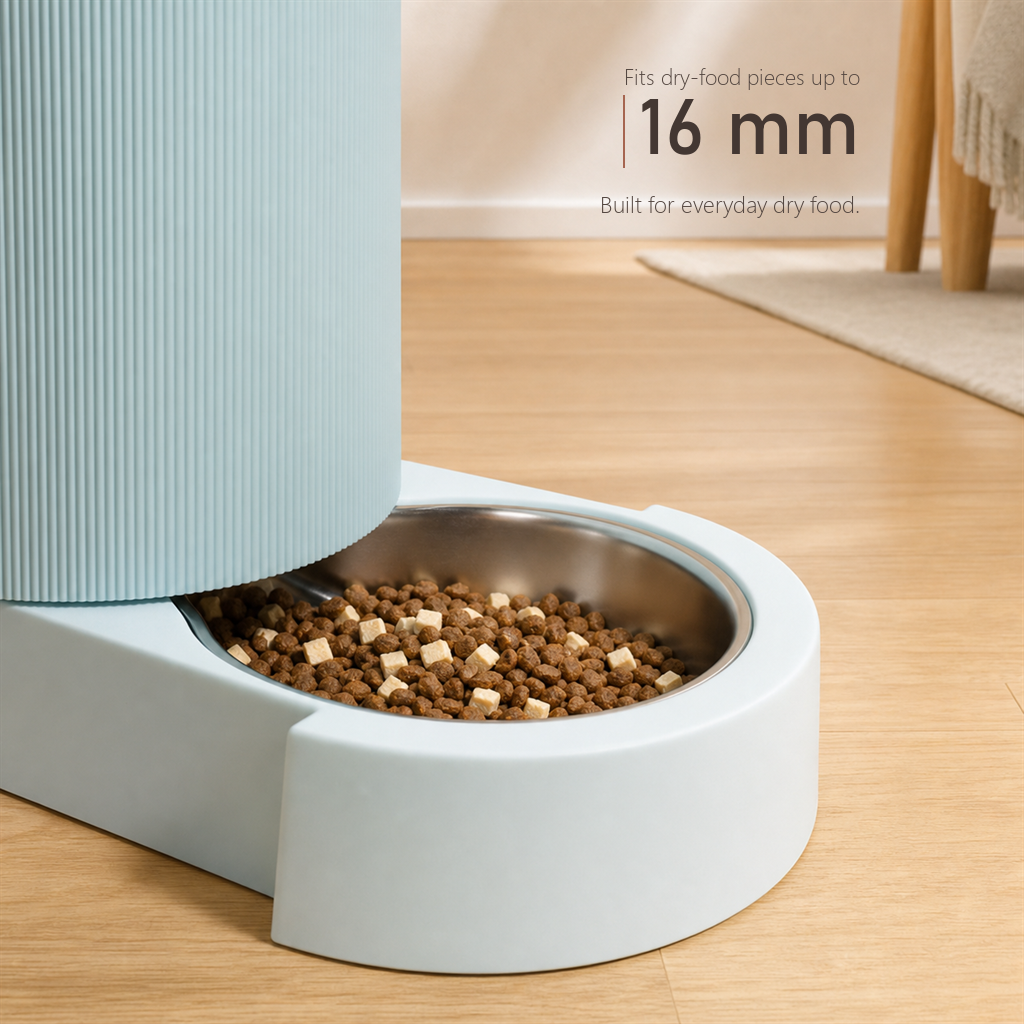 Close-up of the FeedFlow food bowl in light blue filled with kibble, labelled as fitting dry-food pieces up to 16 mm.