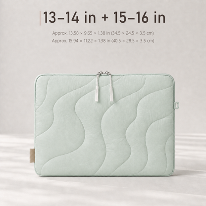 TerraSleeve laptop sleeve in cloud mist, size chart for 13-14 in and 15-16 in fits measuring 34.5 x 24.5 x 3.5 cm and 40.5 x 28.5 x 3.5 cm.
